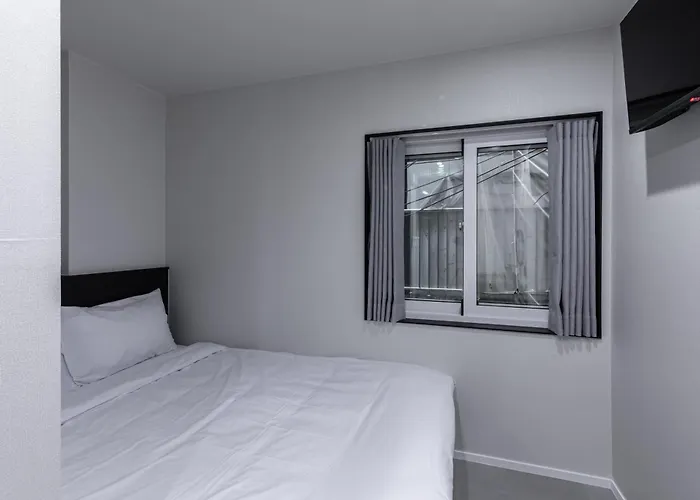Via Jongno Hotel *